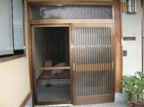 広島県福山市Ｎ様邸網戸取付工事。夏の暑さを自然の風で和らげます。